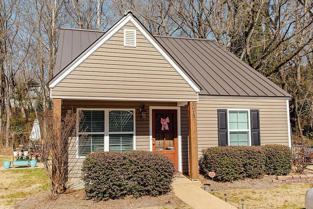 1613 Oxford Place — Photo 2