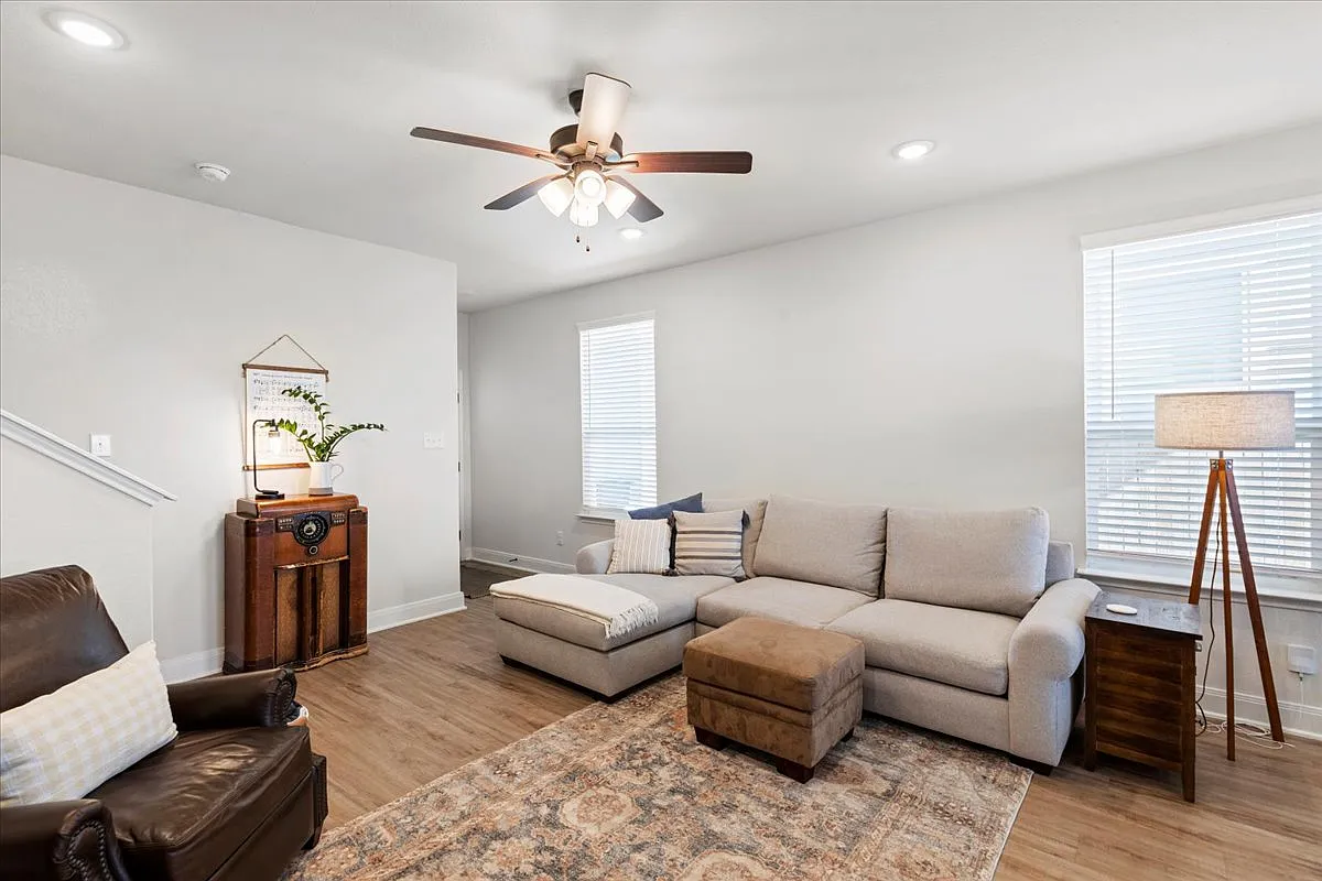 3 bed, 1394 sqft, $1,495 — Photo 3