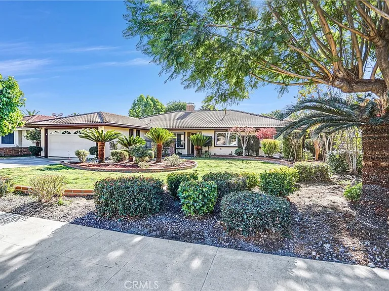 452 W Winnie Way — Photo 2