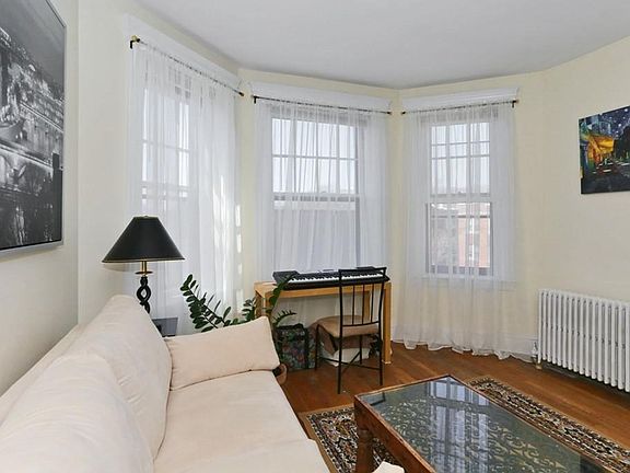 2nd image of 72 Strathmore Rd APT 11B