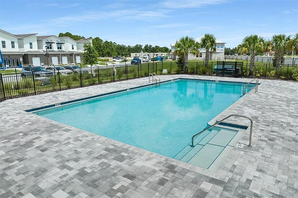 3 bed, 2.5 bath, 1559 sqft, $2,380 — Photo 3