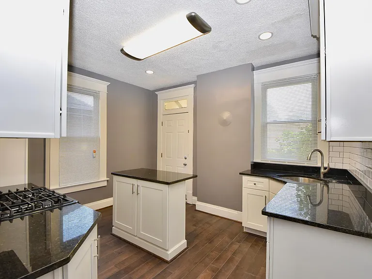 532 Elsmere St — Photo 4