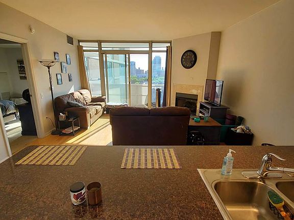 5th image of 1515 S Prairie Ave Unit 719