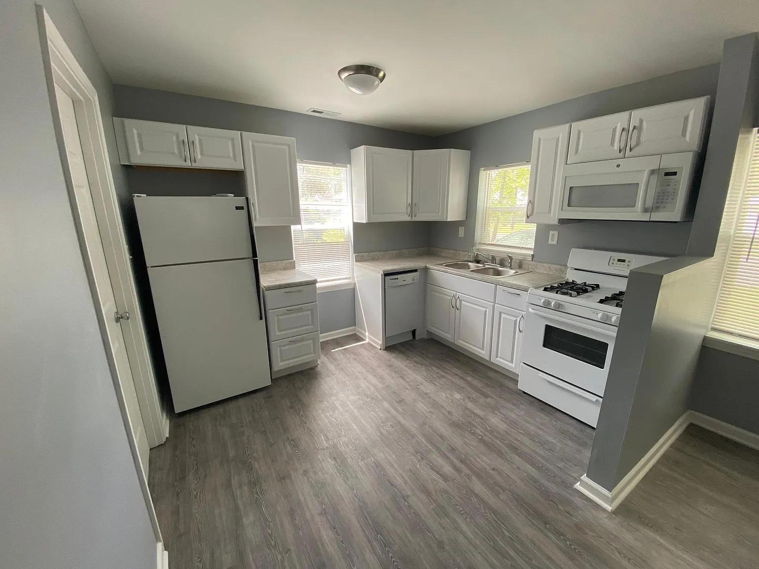 3529 Caroline Ave — Photo 1