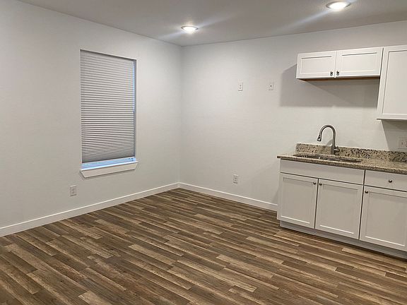 4th image of 1654 S Hamilton Ave #201