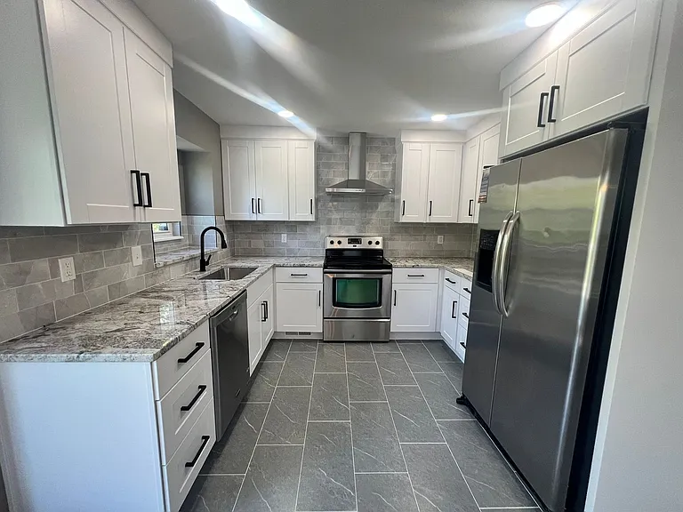 902 SE Sunnyside Rd — Photo 1
