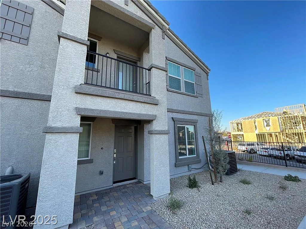 3 bed, 2.0 bath, 1255 sqft, $1,895 — Photo 2