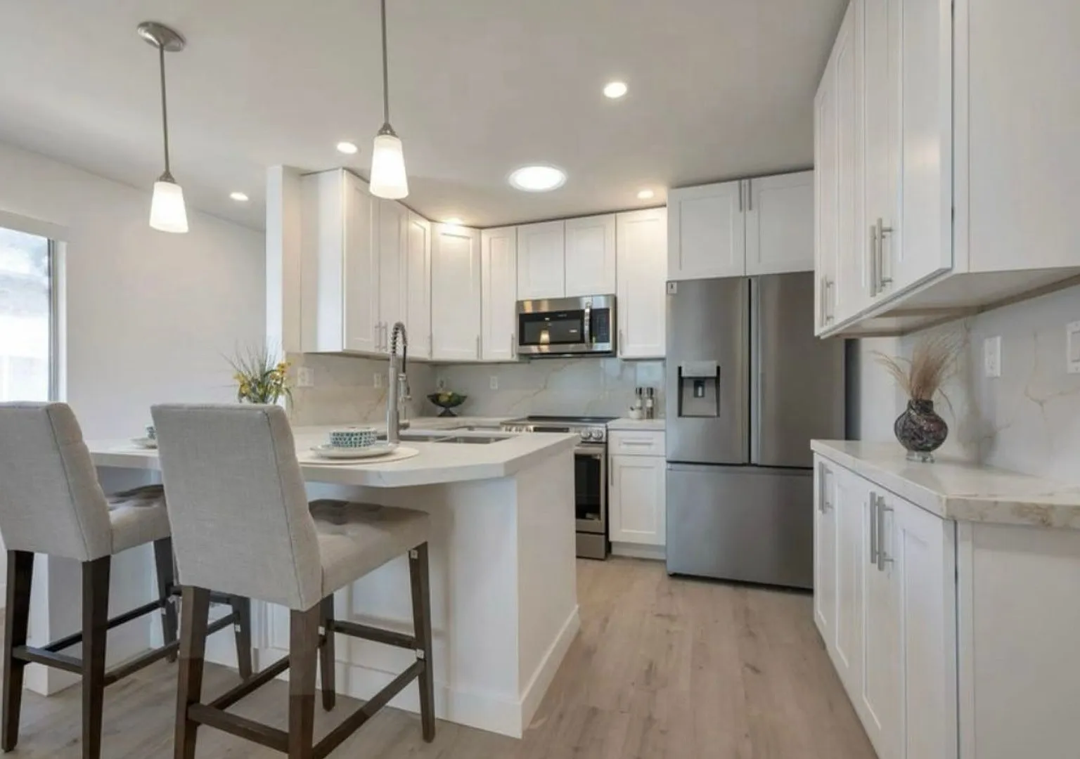 Welcome to your NEW home! 3 BR 2 BA "penthouse" with views! — Photo 2