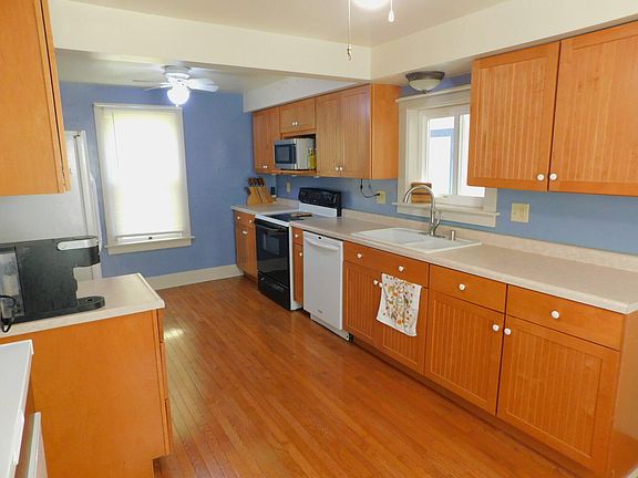 3rd image of 925 E Washington St