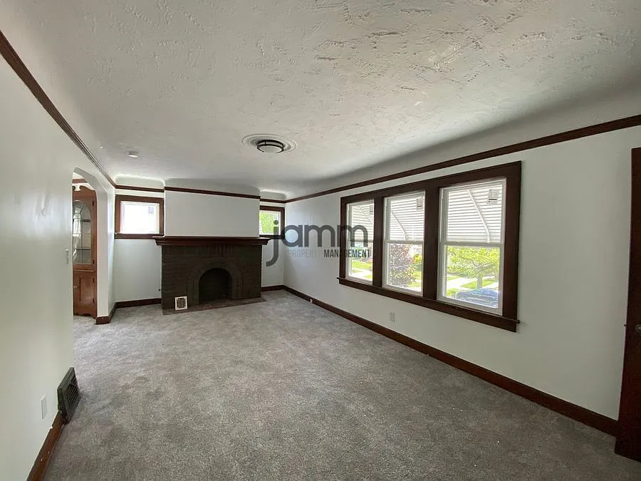 Updated 3-Bedroom Upper Unit! — Photo 4