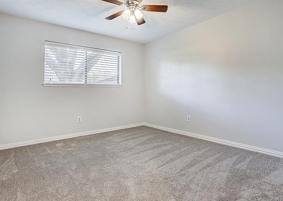 1st image of 2827 Colonial Dr