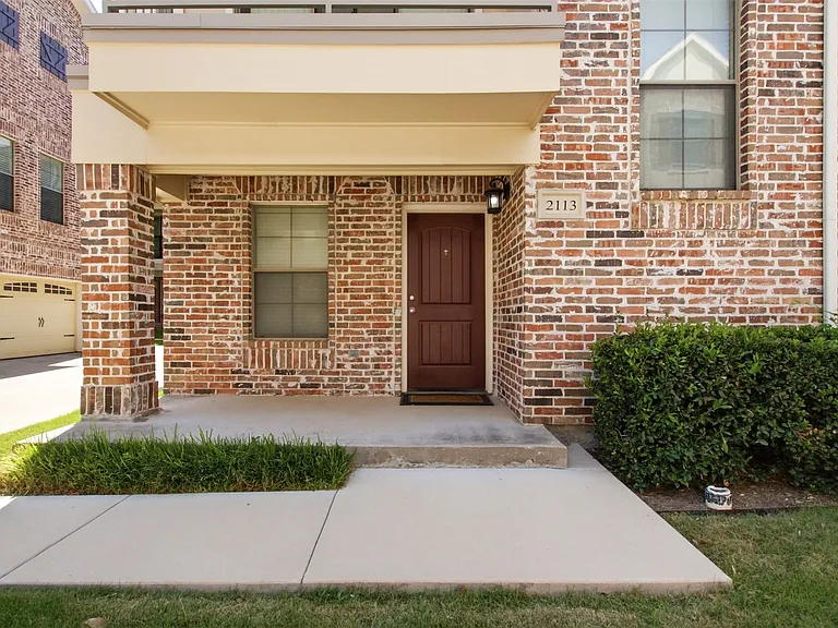 2113 Grove Park Ln — Photo 2
