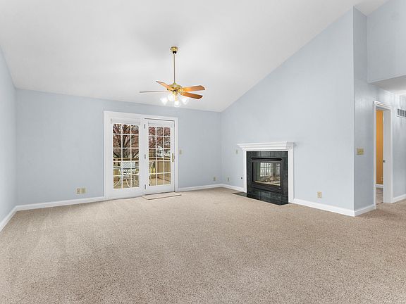 3rd image of 3019 N Twelve Oaks Dr