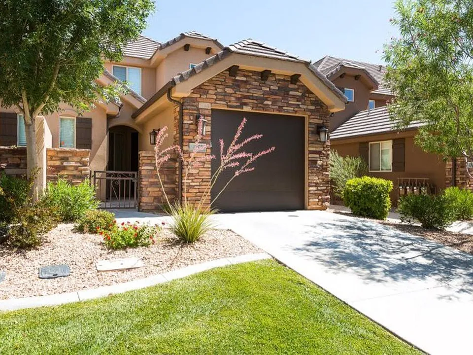 E Razor Ridge Dr