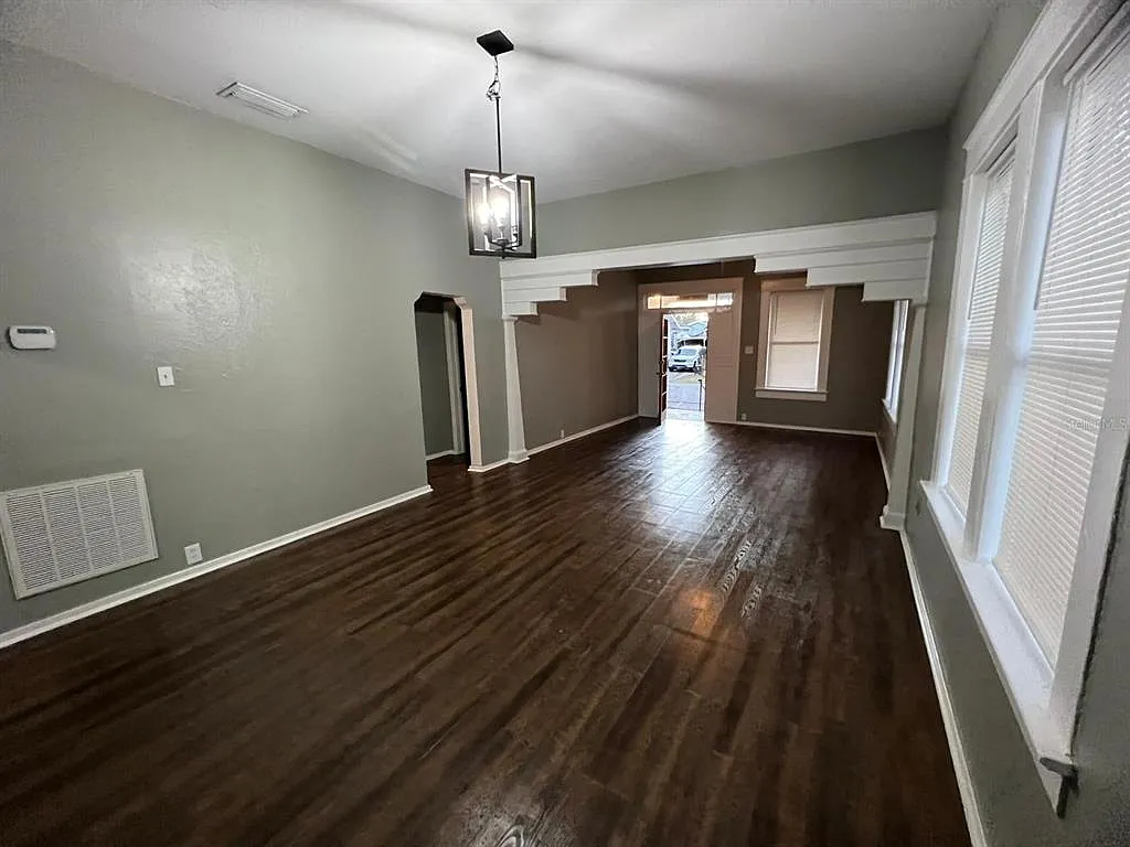 3 bed, 1.0 bath, 1300 sqft, $2,195 — Photo 3