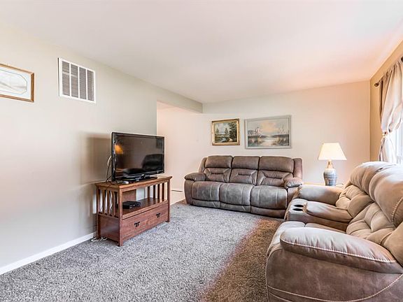 3rd image of 812 N 80th Pl