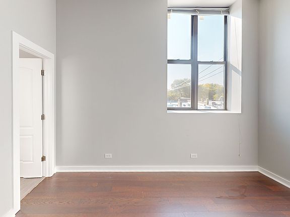 4th image of 7056 N Clark St #205