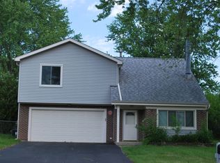 571 White Birch Rd, Lindenhurst, IL 60046