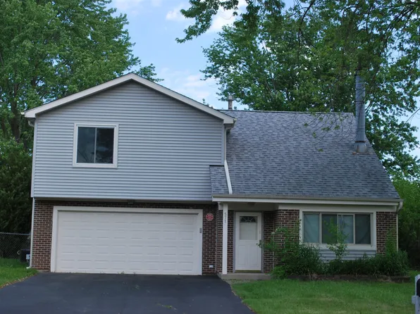 571 White Birch Rd, Lindenhurst, IL 60046