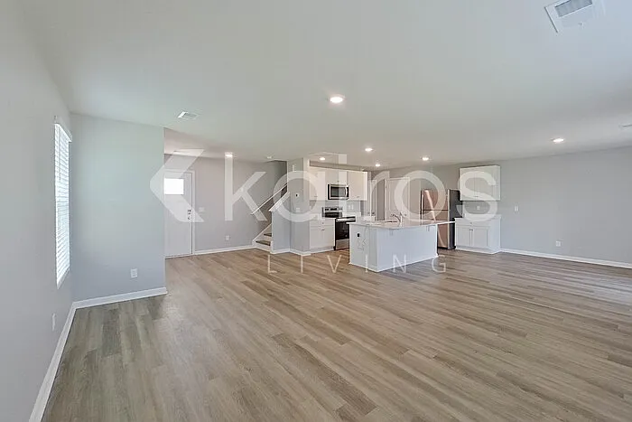 4 bed, 2.5 bath, 1927 sqft, $2,075 — Photo 4