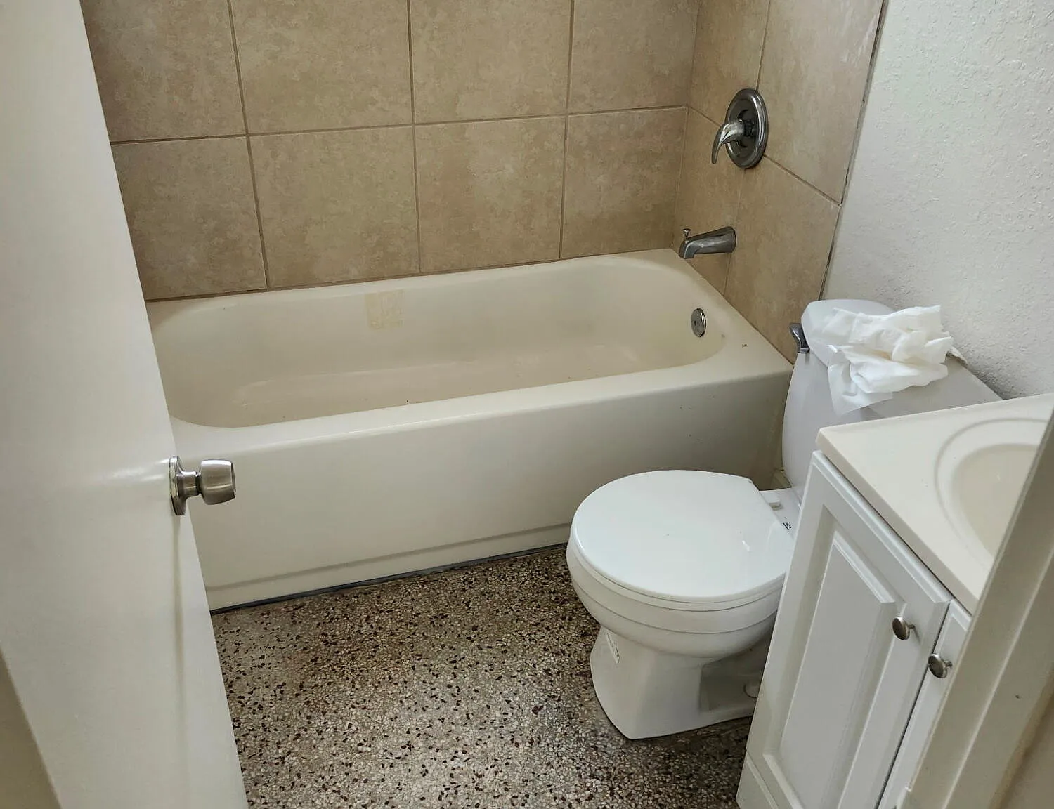 2 bed, 1.0 bath, 1300 sqft, $1,500 — Photo 2