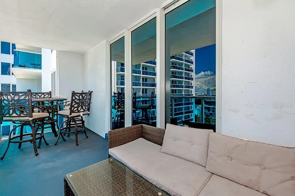 Roney Palace Condo — Photo 4