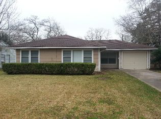 207 Elm St, Lake Jackson, TX 77566