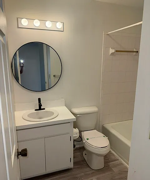 Guest Bathroom w/ Tub & Shower. Upper level