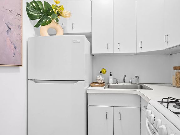 4th image of 110 E 57th St #4E