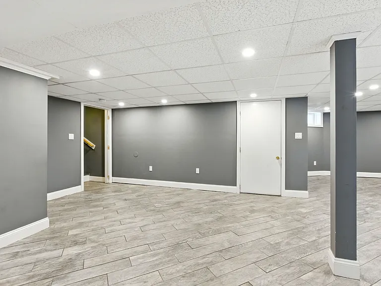 547 Broadway — Photo 32
