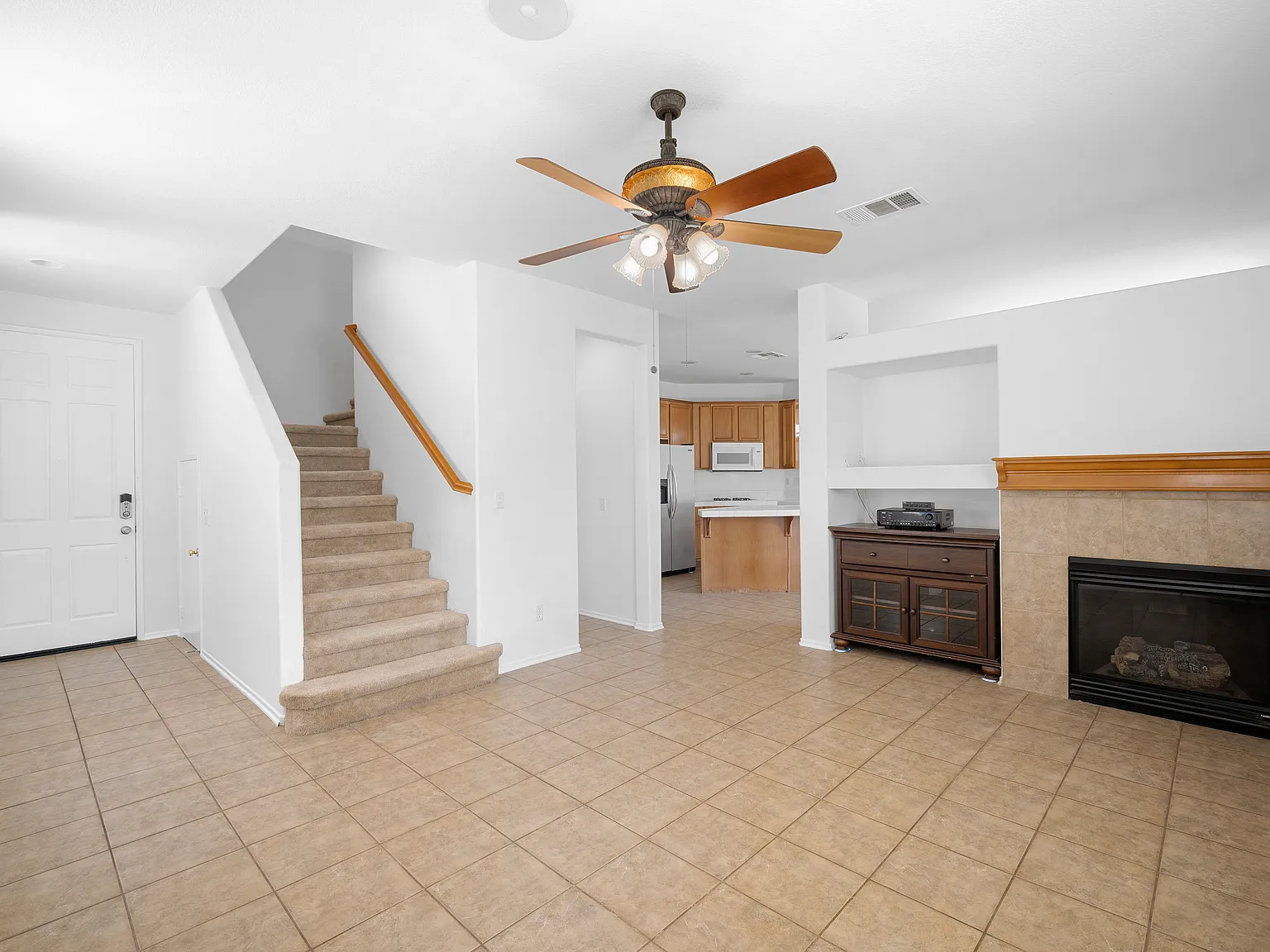 4 bed, 1839 sqft, $4,395 — Photo 3