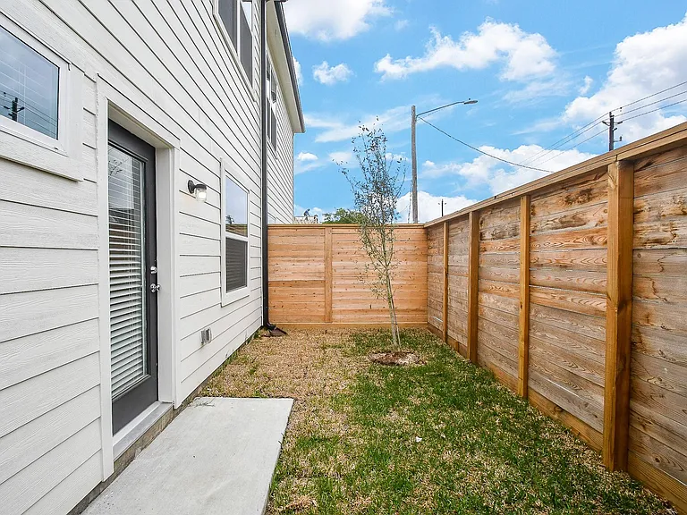 2307 Warhol Way — Photo 30