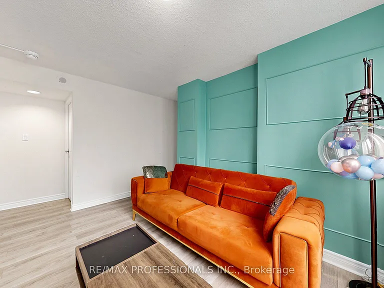 3590 Kaneff Cres #313 — Photo 18