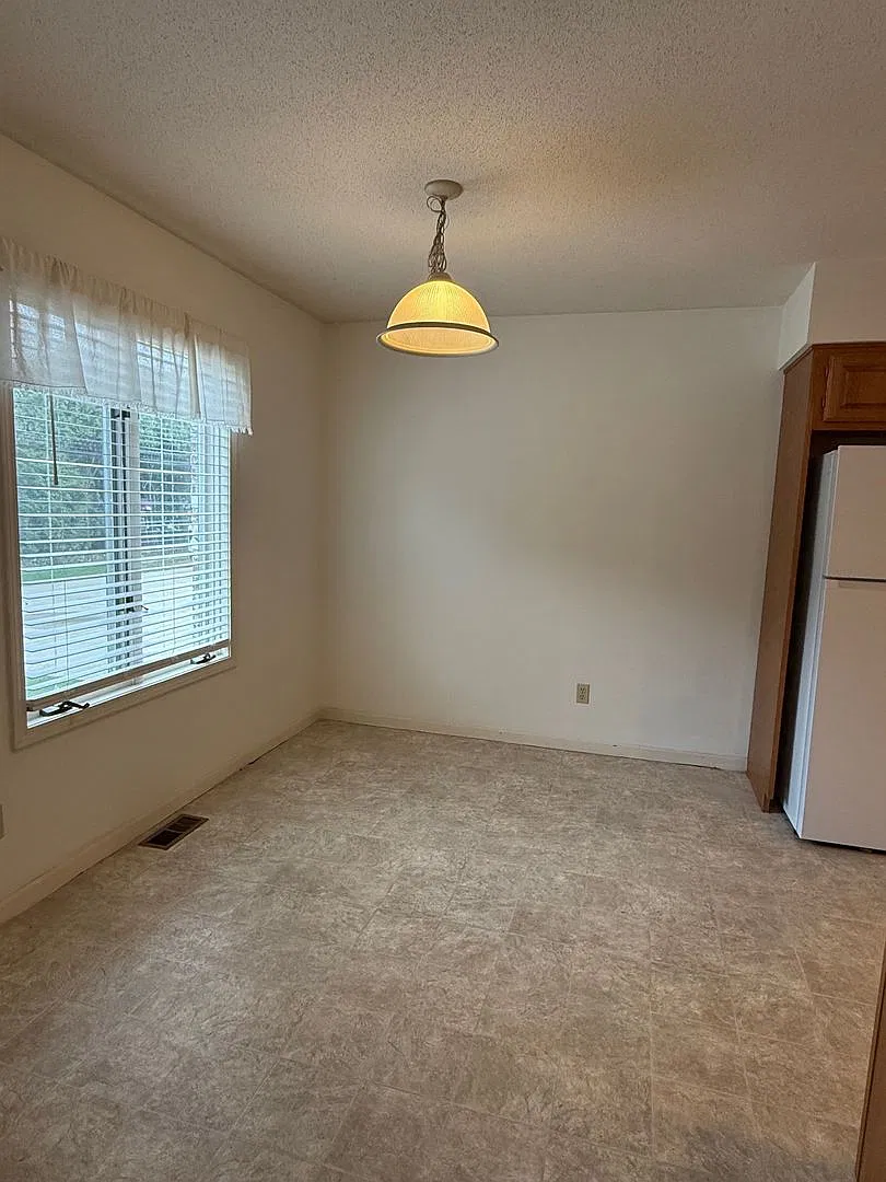2 Bedroom - Halteman - Condo - Renovated — Photo 3