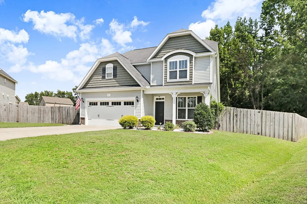 4 bed, 2.5 bath, 2378 sqft, $2,300 — Photo 4