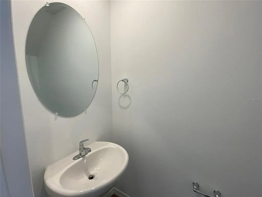 3 bed, 2.5 bath, 1463 sqft, $2,100 — Photo 3