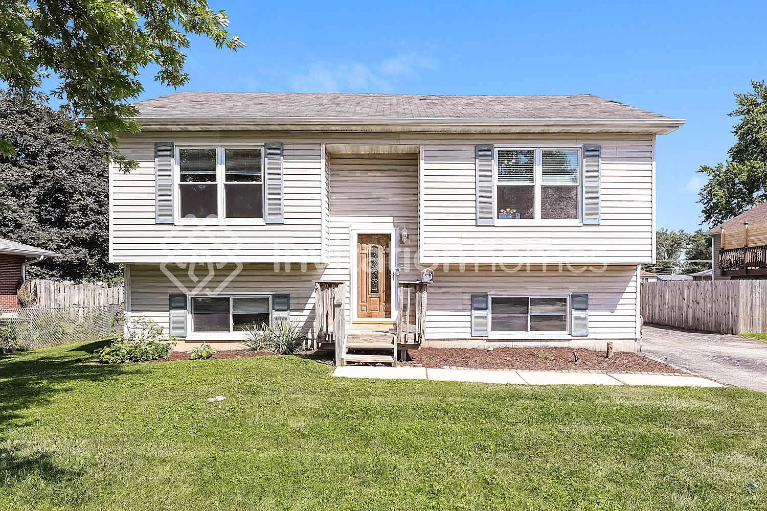 833 N Elmwood Dr Aurora, IL 60506 — Photo 1