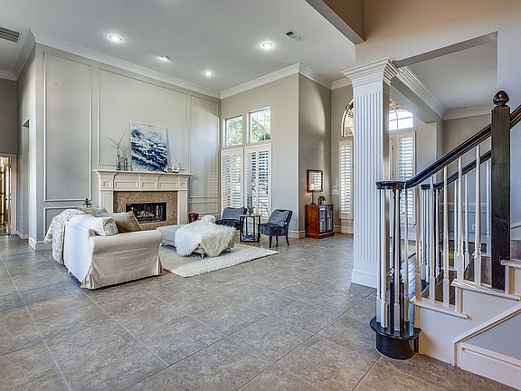 5th image of 827 Hills Creek Dr