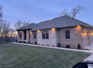 13 Governors Dr, Elkhart, IL 62634