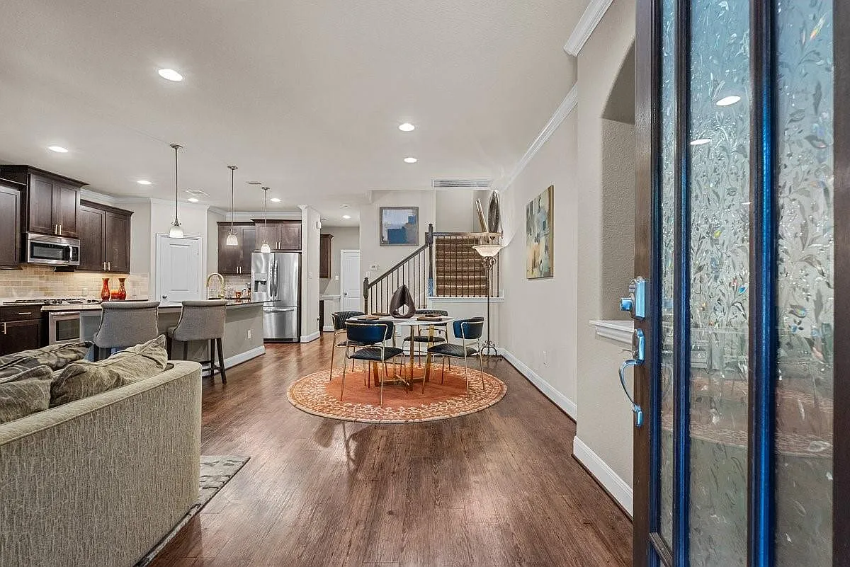 3 bed, 4.0 bath, 2741 sqft, $3,200 — Photo 4