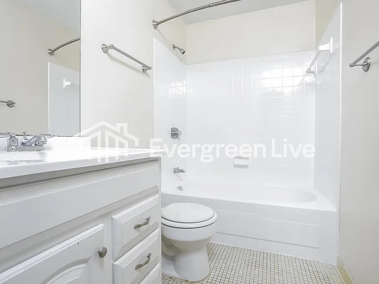 1605 Ashford Ln — Photo 9