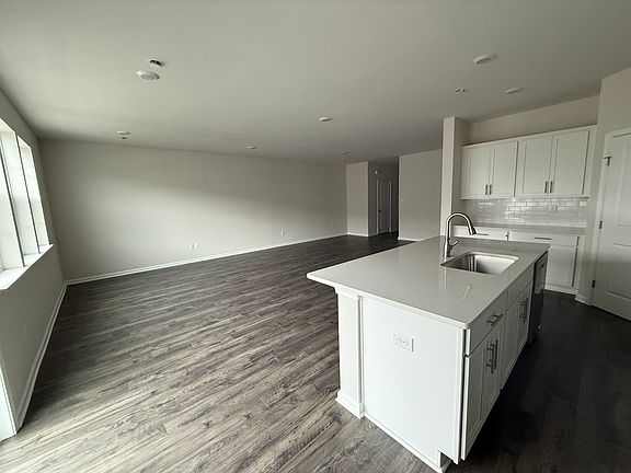 5th image of 41 Victoria Gardens Sq #41
