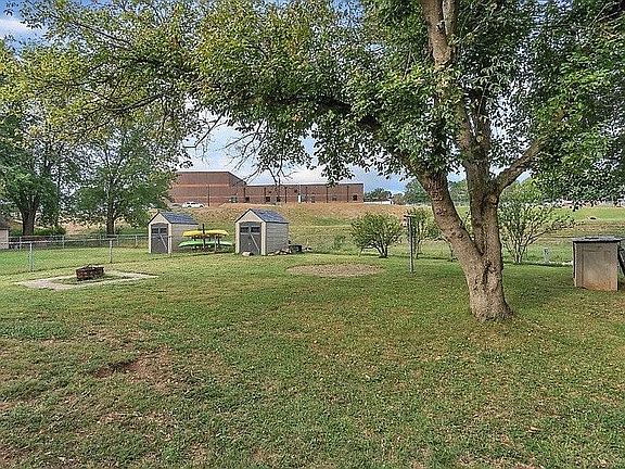 5th image of 421 Broadridge Dr