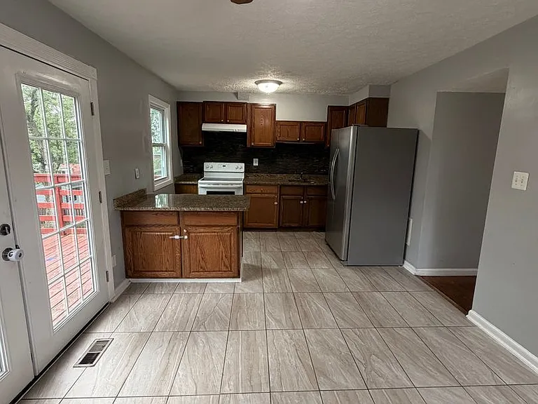 556 Burlington Ct — Photo 6