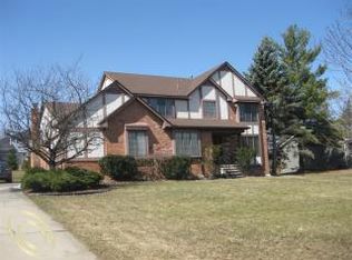 560 Longford Dr, Rochester Hills, MI 48309