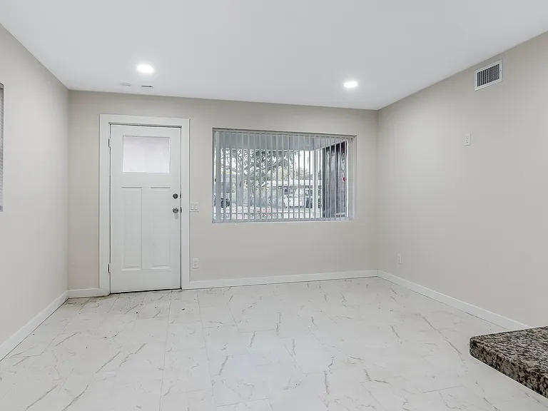 611 NE 34th St — Photo 10