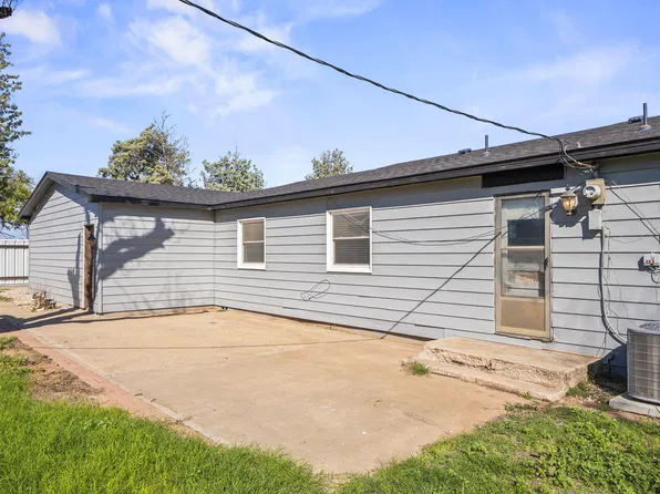 102 3rd St, Plains, TX 79355