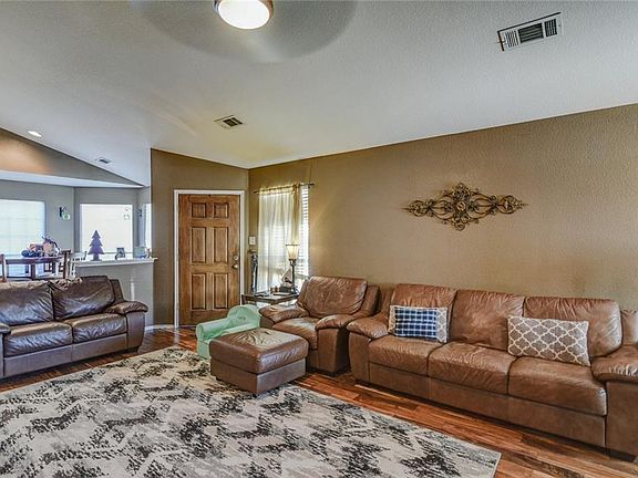 5th image of 1101 Cottonwood Dr