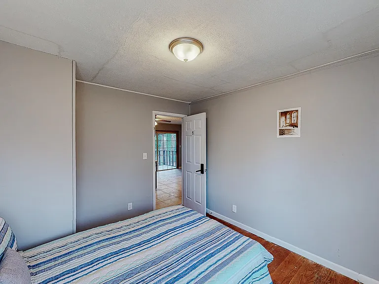 Woodhill Ln — Photo 2