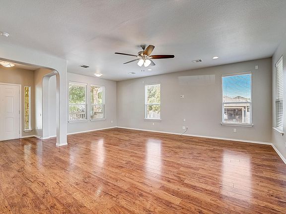 4th image of 610 Alamo Plaza Dr